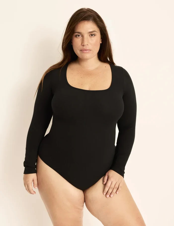 Clementine is a 40G, has 51" hips, is 5'9.5" tall and wearing KNIX XXL | Front view of model wearing the SculptRib™ Cotton Bodysuit highlighting the neckline, fabric and hugging fit | Black