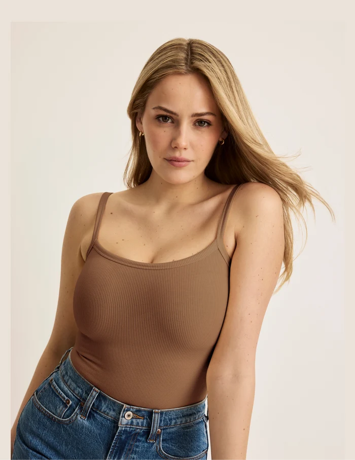 Sarah is a 34DD wearing KNIX M | Front view of model wearing the SculptRib™ Cotton Cami highlighting the neckline, fabric and hugging fit | Bark