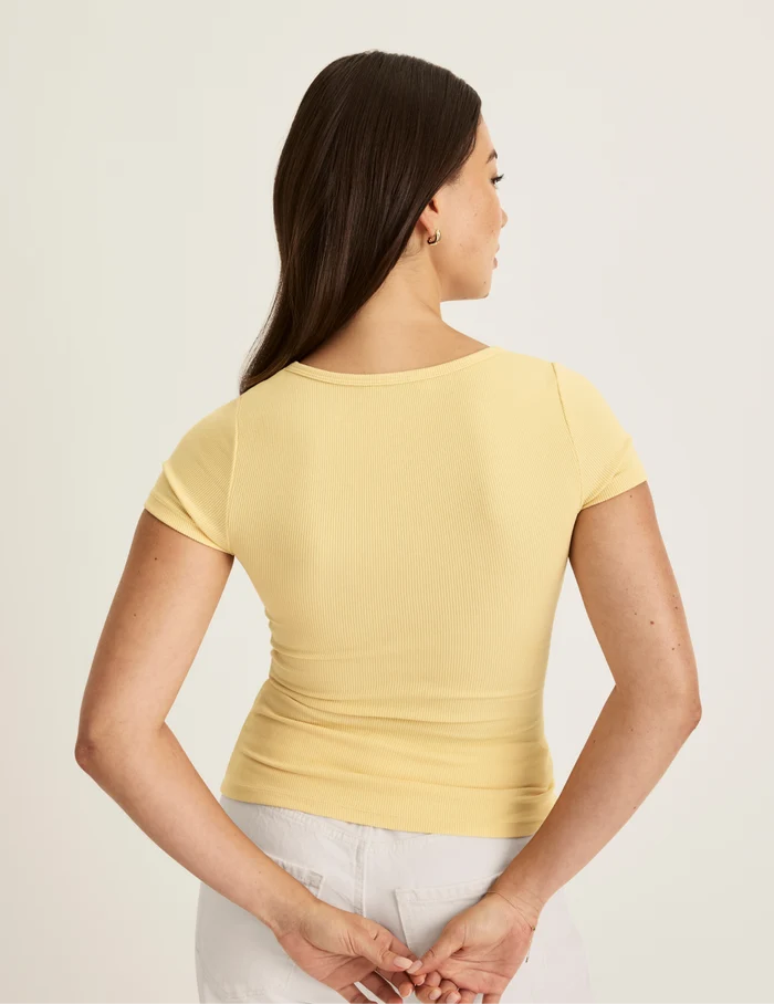 Alexandra is wearing KNIX S | Back view of model wearing the SculptRib™ Cotton Scoop Neck T-Shirt highlighting the neckline, fabric and hugging fit | Buttercup
