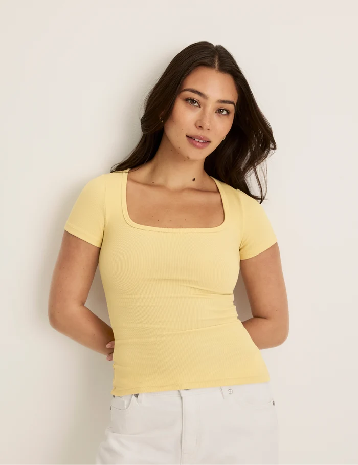 Alexandra is wearing KNIX S | Front view of model wearing the SculptRib™ Cotton Scoop Neck T-Shirt highlighting the neckline, fabric and hugging fit | Buttercup