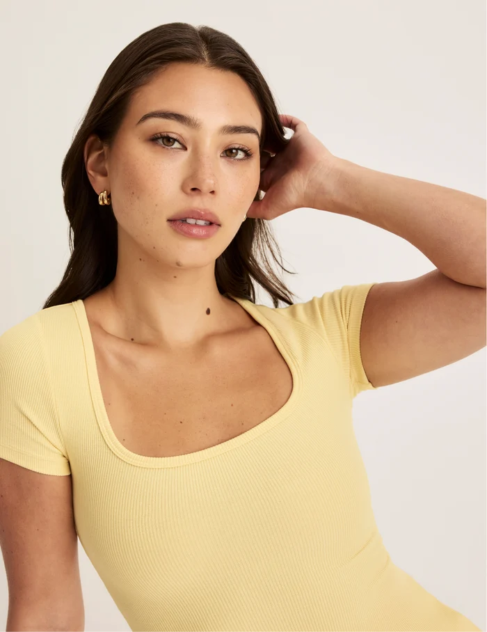 Alexandra is wearing KNIX S | Front view of model wearing the SculptRib™ Cotton Scoop Neck T-Shirt highlighting the neckline, fabric and hugging fit | Buttercup