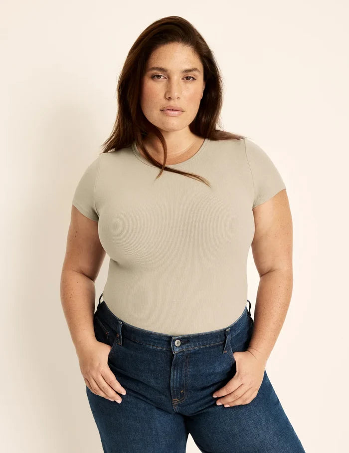 Clementine is a 40G wearing KNIX XXL | Front view of model wearing the SculptRib™ Cotton T-Shirt highlighting the neckline, fabric and hugging fit | Fawn