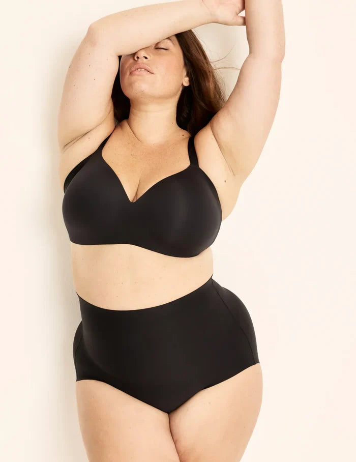 Clementine has 51" hips, is 5'9.5" tall and wears a size XXL | Front view of model wearing the Shaper High Rise Leakproof Briefs, highlighting the coverage and smooth fit | Black