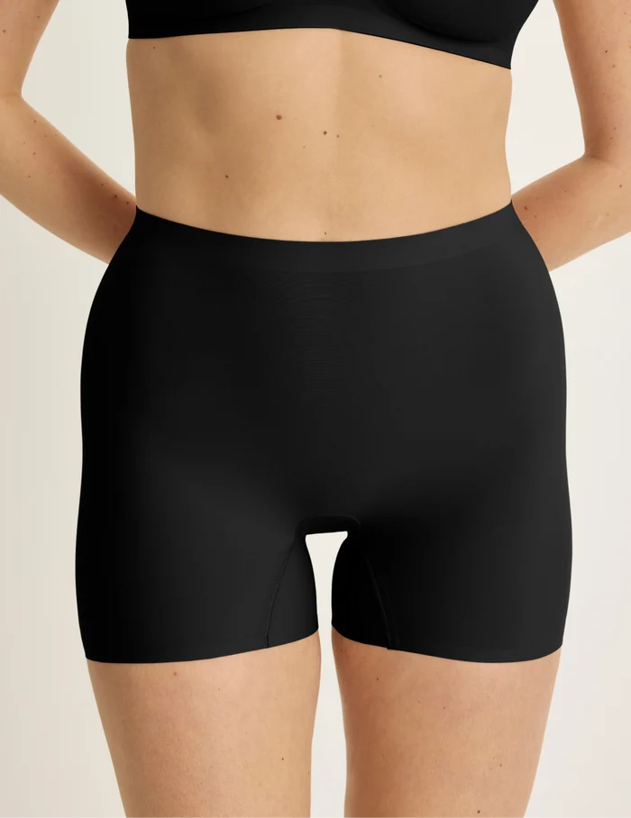 Sarah is wearing KNIX M | Front view of model wearing the Shortie Thigh Saver® 4”, highlighting the coverage and smooth fit | Black
