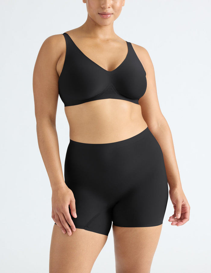Alicia has 44" hips and wears a Knix size L | Black