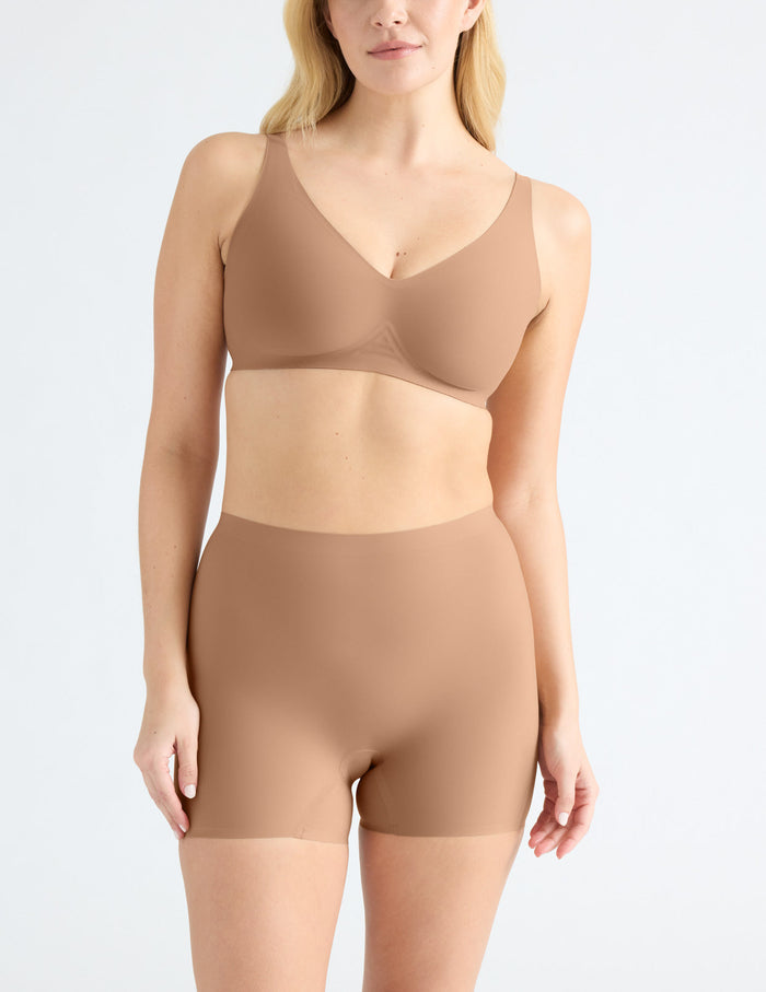 Isabelle has 40" hips and wears a Knix size M | Full-body view of model wearing the Shortie Thigh Saver® 4”, highlighting the coverage and smooth fit | Cavassa