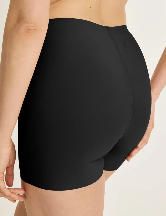 Sarah is wearing KNIX M | Back view of model wearing the Shortie Thigh Saver® 4”, highlighting the coverage and smooth fit | Black