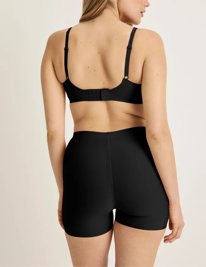 Sarah is wearing KNIX M | Back view of model wearing the Shortie Thigh Saver® 4”, highlighting the coverage and smooth fit | Black