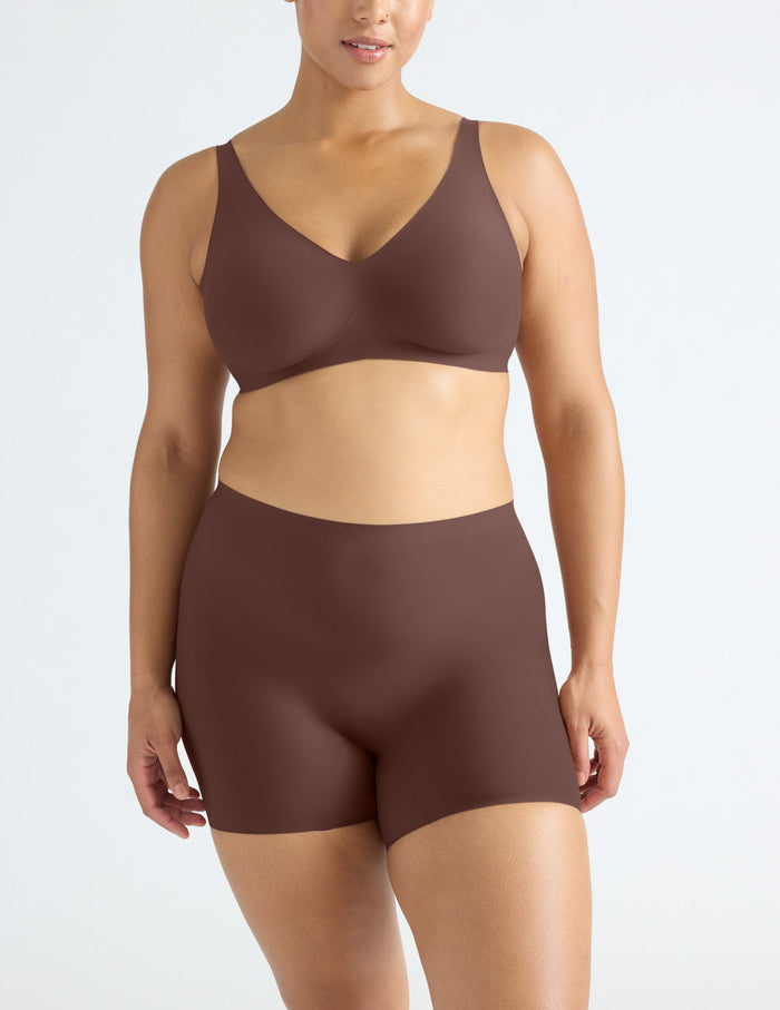 Alicia has 44" hips and wears a Knix size L | Sable