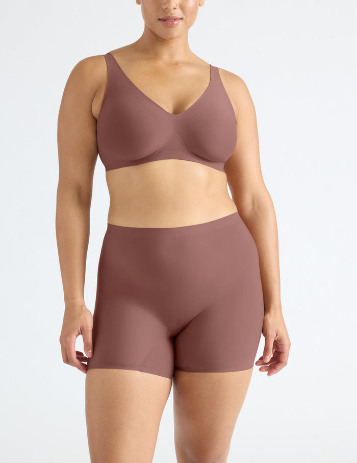 Alicia has 44" hips and wears a Knix size L | Sola