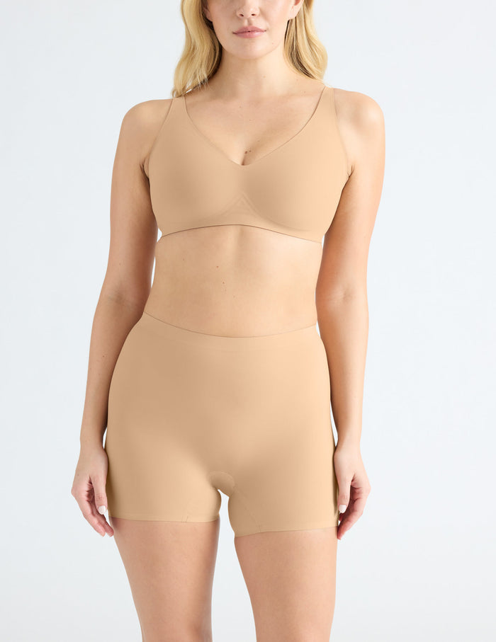 Isabelle has 40" hips and wears a Knix size M | Warm Sand