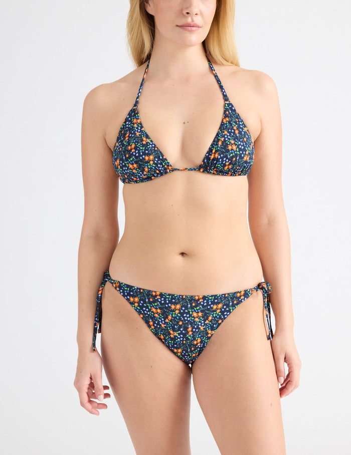 Isabelle has 40" hips and wears a Knix size M | Sea Lily