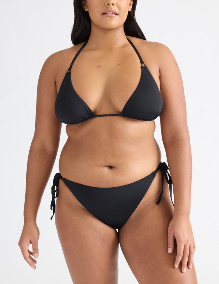 Adiya has 43" hips and wears a Knix size L | Black