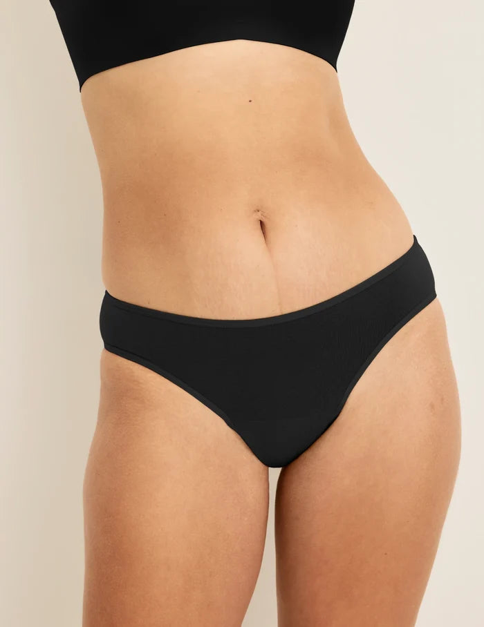 Adecia has 40.5“ hips and wears KNIX M | Front view of model wearing the Super Leakproof® Cotton Bikini highlighting the coverage and fit | Black