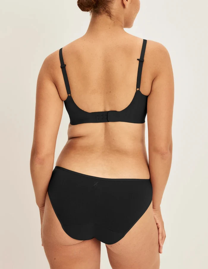 Adecia has 40.5“ hips and wears KNIX M | Back view of model wearing the Super Leakproof® Cotton Bikini highlighting the coverage and fit | Black