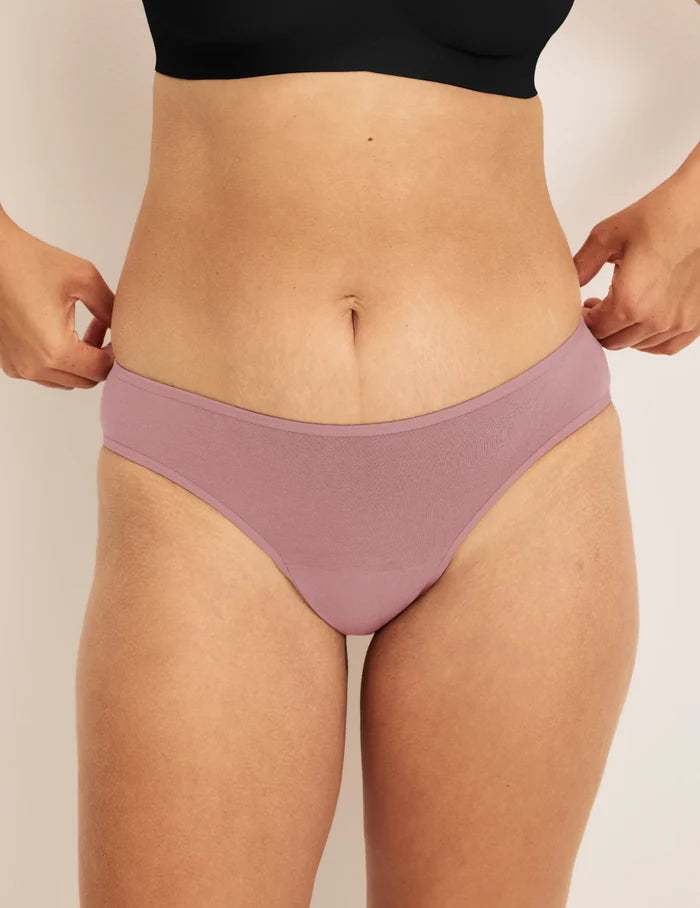 Adecia has 40.5“ hips and wears KNIX M | Front view of model wearing the Super Leakproof® Cotton Bikini highlighting the coverage and fit | Dusty Pink