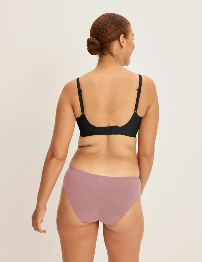 Adecia has 40.5“ hips and wears KNIX M | Back view of model wearing the Super Leakproof® Cotton Bikini highlighting the coverage and fit | Dusty Pink