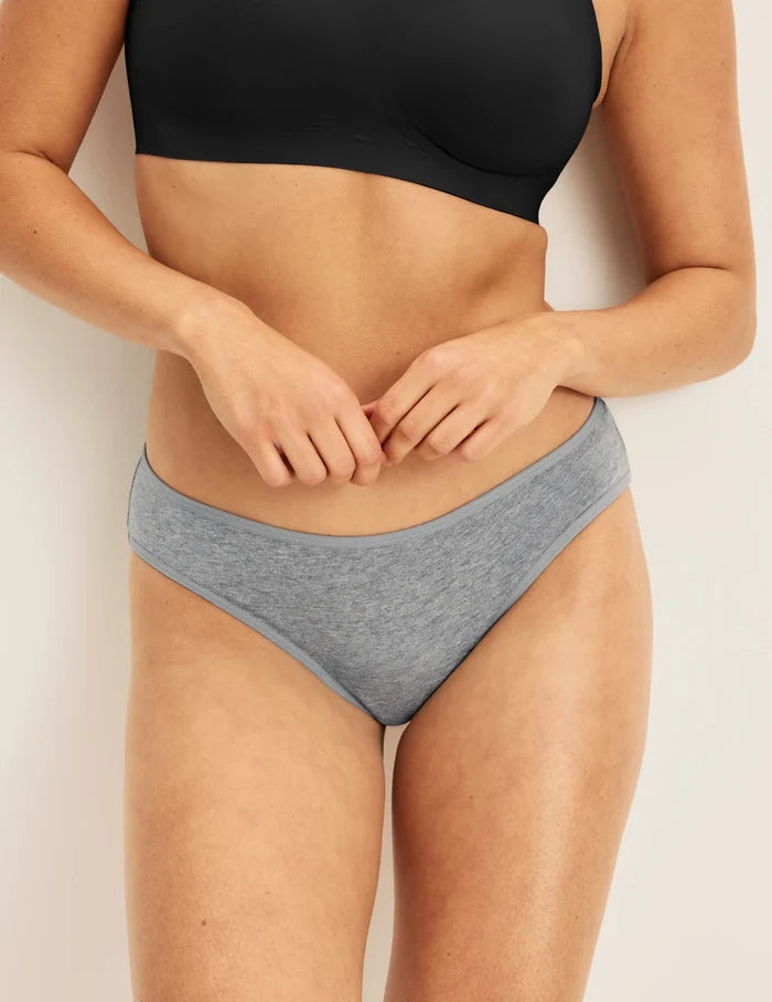 Alexandra has 36“ hips and wears KNIX S | Front view of model wearing the Super Leakproof® Cotton Bikini highlighting the coverage and fit | Pepper