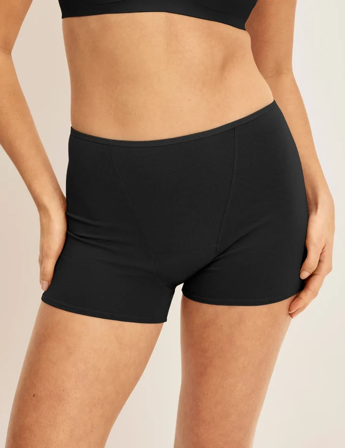Alexandra has 36“ hips and wears KNIX S | Front view of model wearing the Super Leakproof® Cotton Boxer Brief, highlighting the coverage and fit | Black