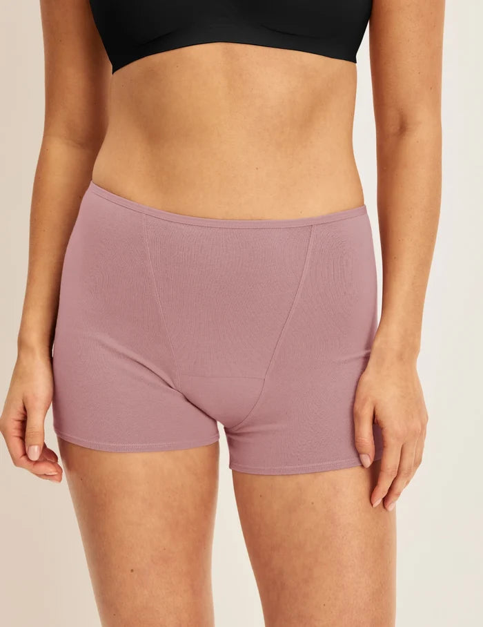 Alexandra has 36“ hips and wears KNIX S | Front view of model wearing the Super Leakproof® Cotton Boxer Brief highlighting the coverage and fit | Dusty Pink