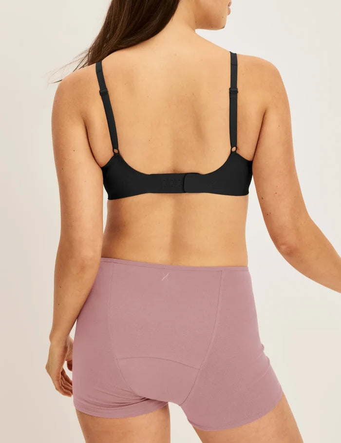 Alexandra has 36“ hips and wears KNIX S | Back view of model wearing the Super Leakproof® Cotton Boxer Brief highlighting the coverage and fit | Dusty Pink