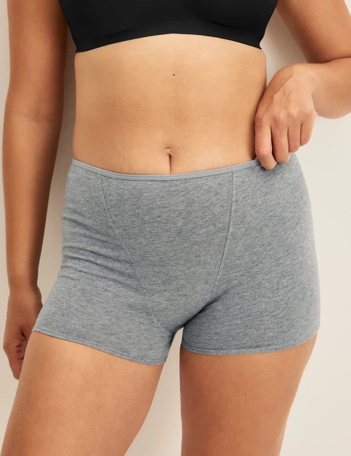 Adecia has 40.5“ hips and wears KNIX M | Front view of model wearing the Super Leakproof® Cotton Boxer Brief highlighting the coverage and fit | Pepper