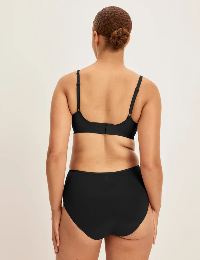 Adecia has 40.5“ hips and wears KNIX M | Back view of model wearing the Super Leakproof® Cotton High Rise, highlighting the coverage and fit | Black