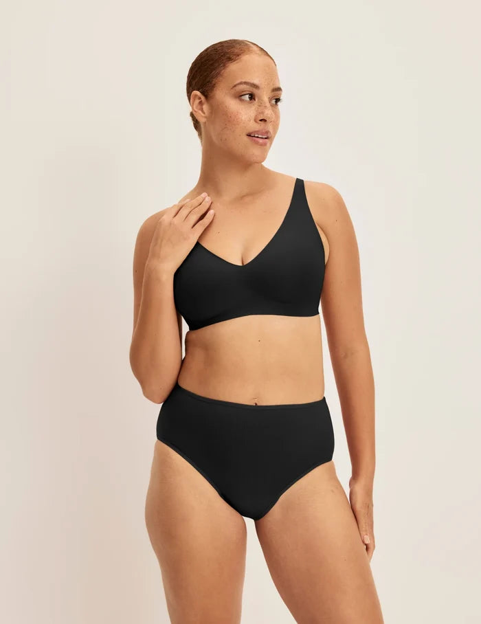 Adecia has 40.5“ hips and wears KNIX M | Full-body view of model wearing the Super Leakproof® Cotton High Rise, highlighting the coverage and fit | Black