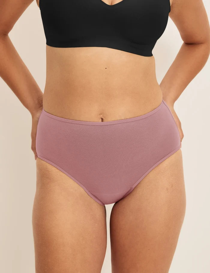 Adecia has 40.5“ hips and wears KNIX M | Front view of model wearing the Super Leakproof® Cotton High Rise, highlighting the coverage and fit | Dusty Pink