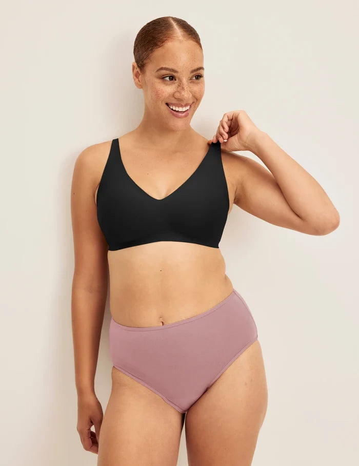Adecia has 40.5“ hips and wears KNIX M | Full-body view of model wearing the Super Leakproof® Cotton High Rise, highlighting the coverage and fit | Dusty Pink