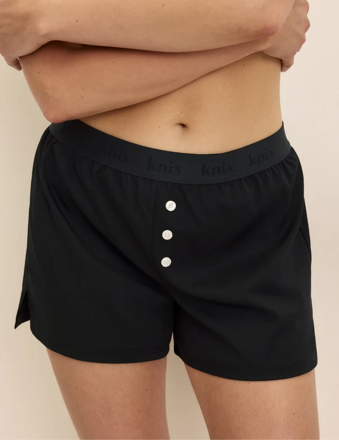 Sarah has 38.5” hips and wears KNIX M | Front view of model wearing the Super Leakproof® Dream Boxer™ highlighting the coverage and fit | Black
