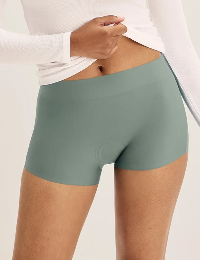 Ashley has 39” hips and wears KNIX S | Eucalyptus