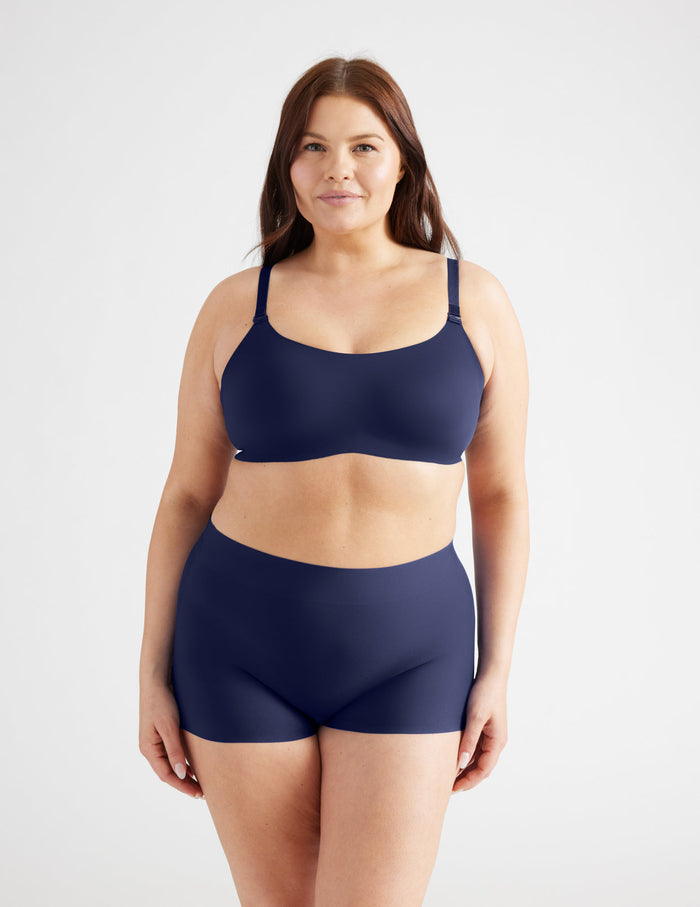 Ottavia has 44" hips and wears a Knix size L  | Midnight