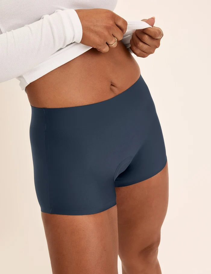 Maya has 40” hips and wears KNIX M | Front view of model wearing the Super Leakproof® Dream Short™ highlighting the coverage and smooth fit | Twilight Navy
