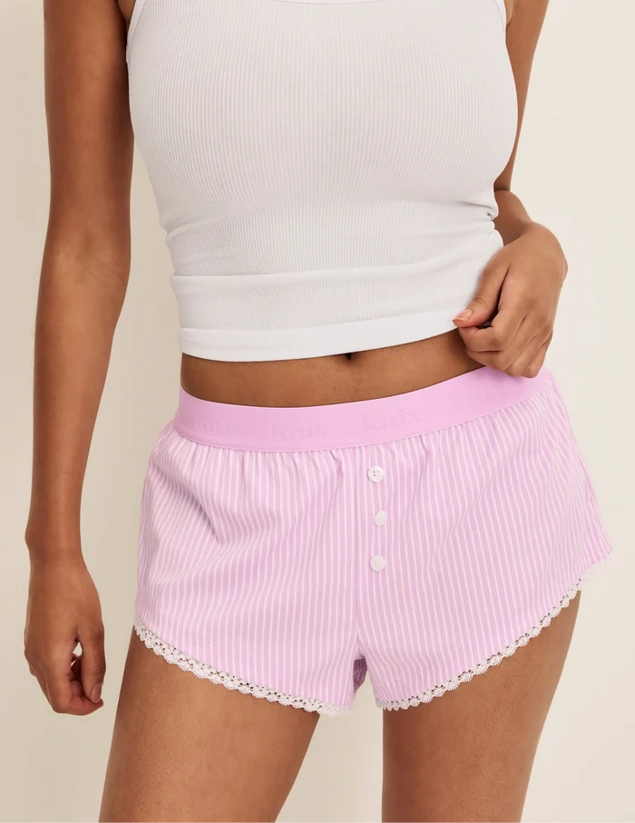 Ashley has 37.5“ hips and wears KNIX M | Front view of model wearing the Super Leakproof® Mini Dream Boxer highlighting the coverage and fit | Pink Stripe