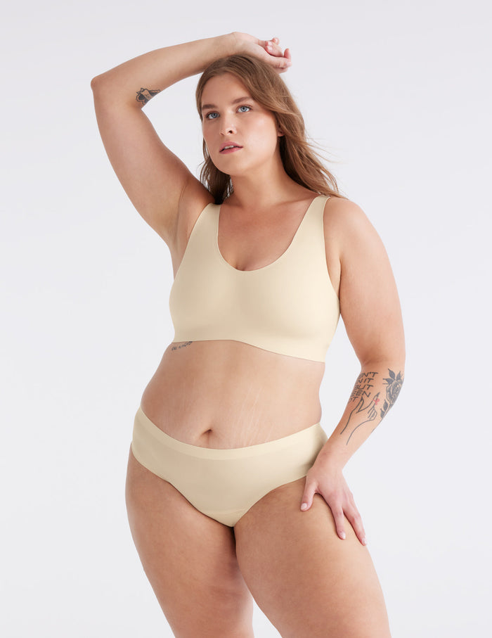 Chloe has 47" hips and wears a size XL | Dune