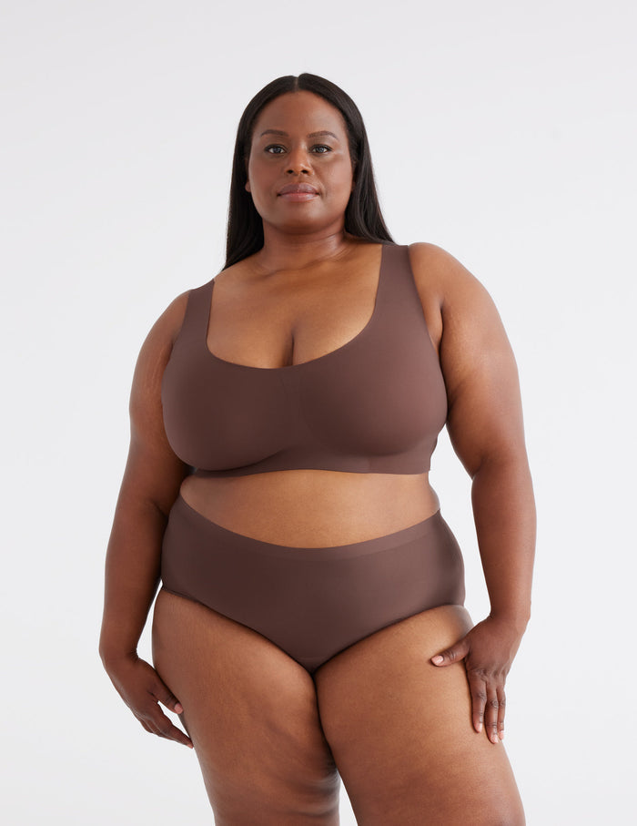 Marlene has 50" hips and wears a Knix size XXL | Sable