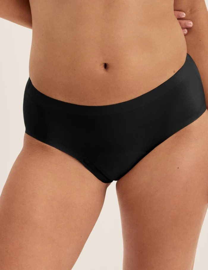 Megan has 36.5” hips and wears KNIX S | Front view of model wearing the Super Leakproof® No-Show Boyshort highlighting the coverage and smooth fit | Black