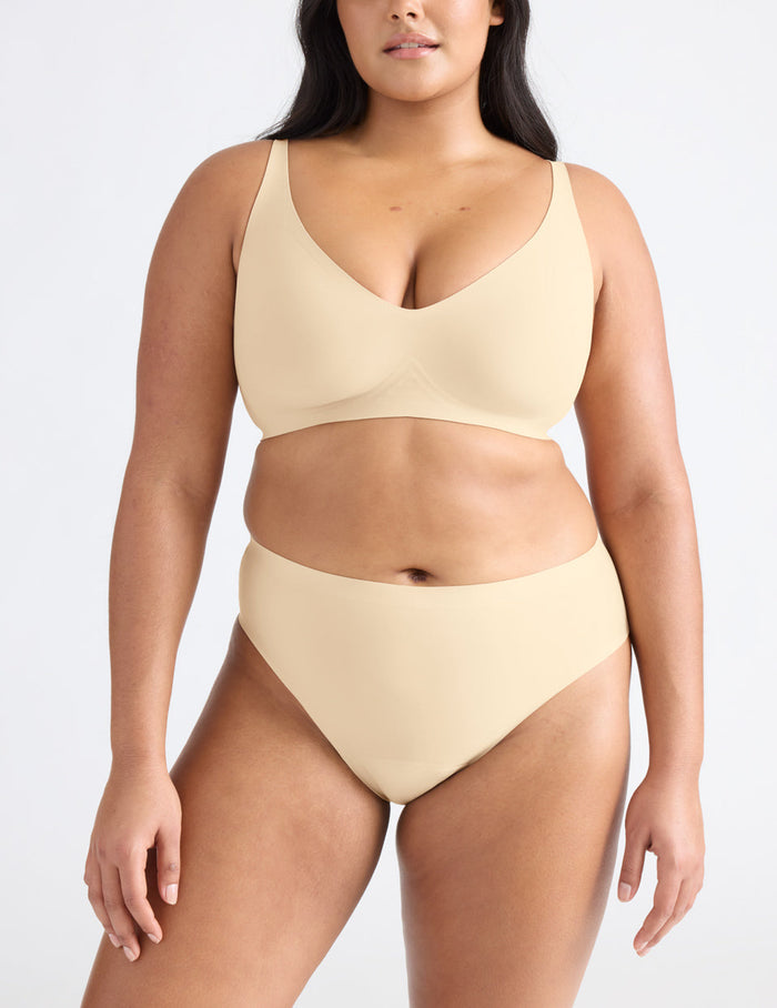 Adiya has 43" hips and wears a Knix size L  | Dune