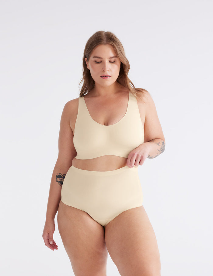 Chloe has 47" hips and wears a size XL | Dune