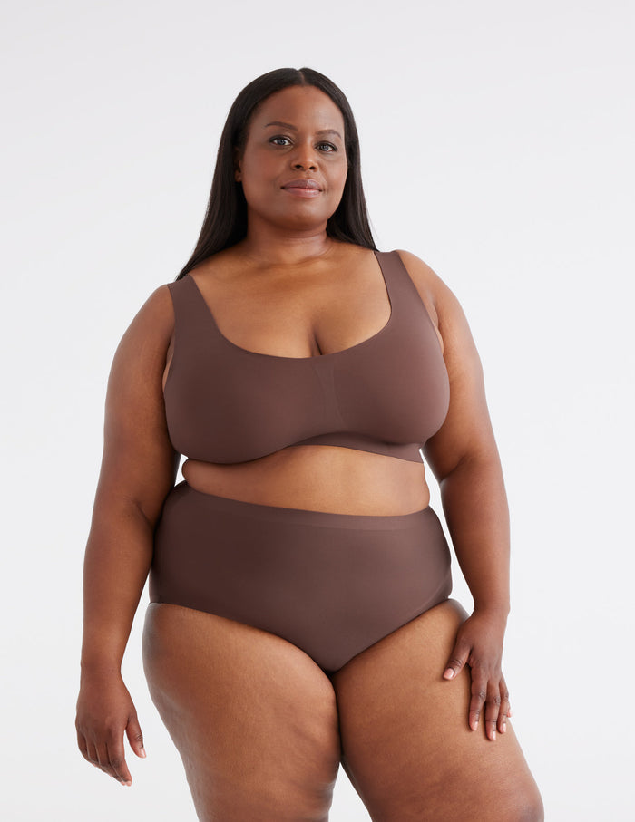 Marlene has 50" hips and wears a Knix size XXL | Sable