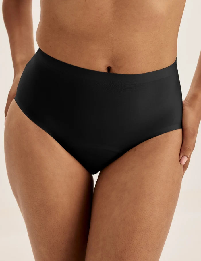 Ashley has 39” hips and wears KNIX S | Front view of model wearing the Super Leakproof® No-Show High Rise highlighting the coverage and smooth fit | Black