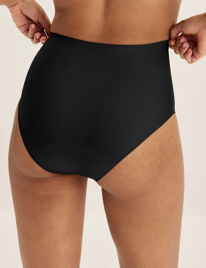 Ashley has 39” hips and wears KNIX S | Back view of model wearing the Super Leakproof® No-Show High Rise highlighting the coverage and smooth fit | Black