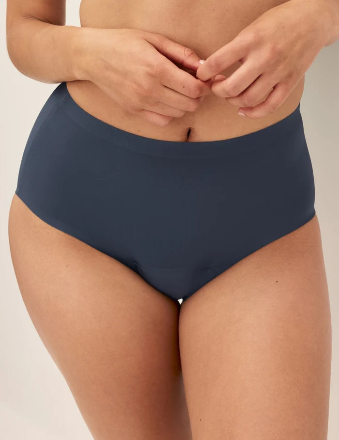 Megan has 36.5” hips and wears KNIX S | Front view of model wearing the Super Leakproof® No-Show High Rise highlighting the coverage and smooth fit | Twilight Navy