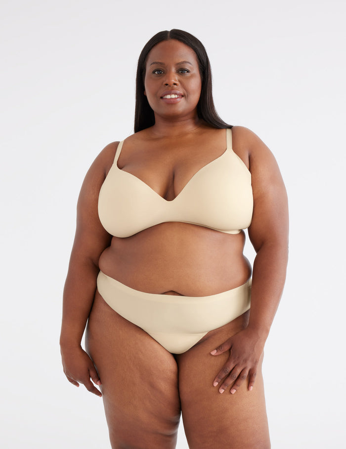 Marlene has 50" hips and wears a Knix size XXL | Dune