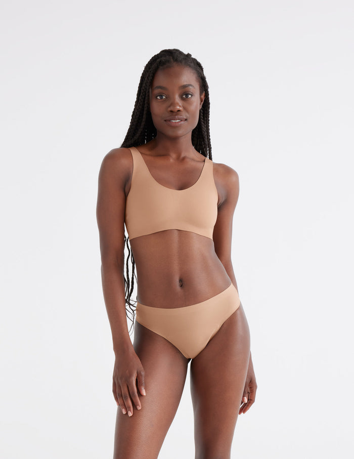 Abigail is a 32B and wears a Knix size S | Cavassa