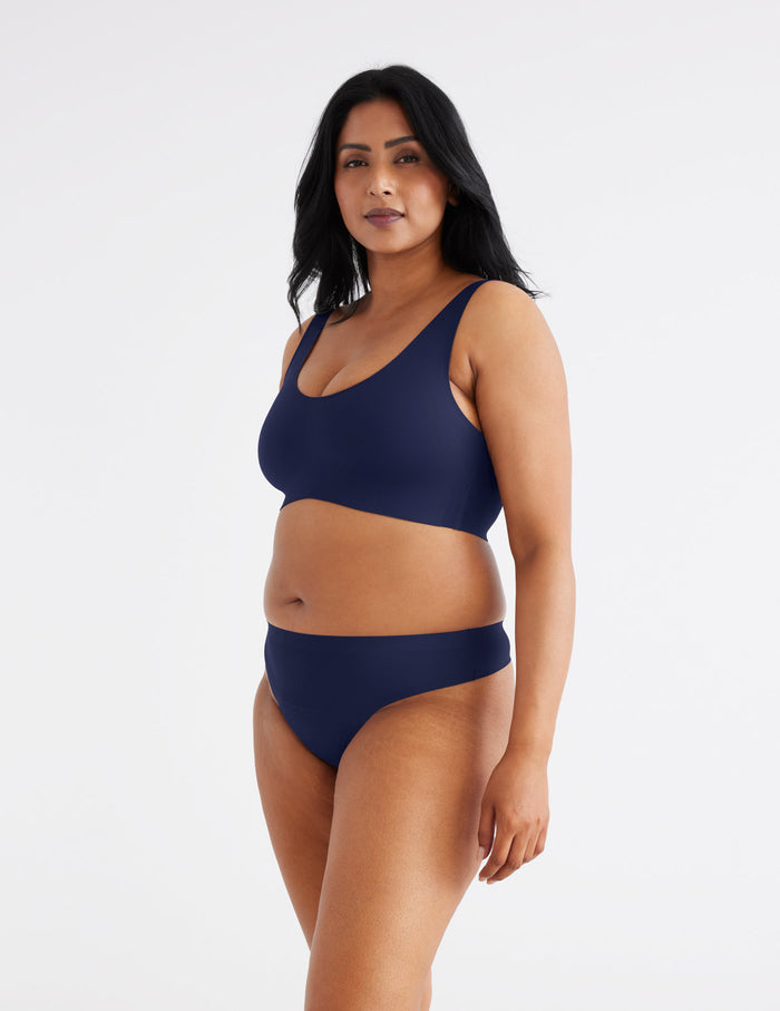 Chinthiya has 42" hips and wears a Knix size L | Midnight