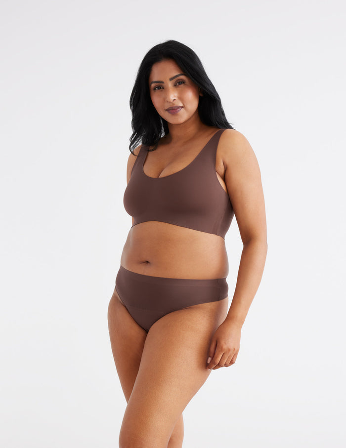 Chinthiya has 42" hips and wears a Knix size L | Sable