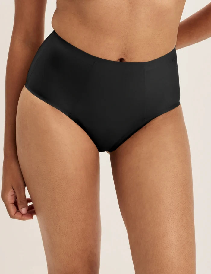 Ashley has 39” hips and wears KNIX S | Front view of model wearing the SuperPlus Leakproof® No-Show High Rise highlighting the coverage and smooth fit | Black