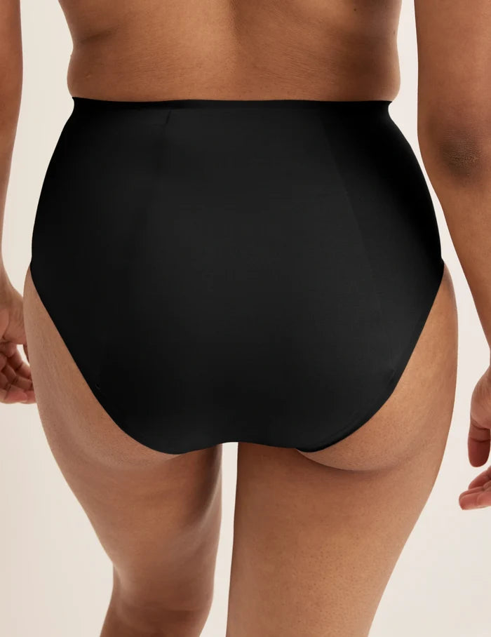 Ashley has 39” hips and wears KNIX S | Back view of model wearing the SuperPlus Leakproof® No-Show High Rise highlighting the coverage and smooth fit | Black
